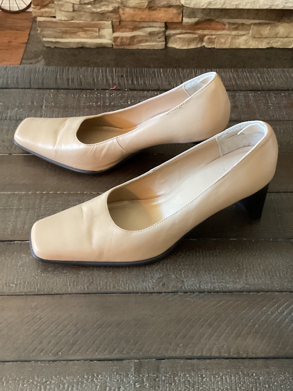🤩 Mantles Vintage Buttercream Faux-Leather Square-Toe Pumps - size 6.5